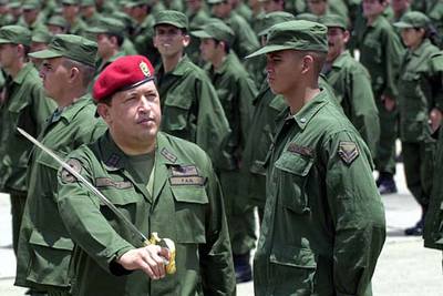 Chávez pasa revista a tropas venezolanas en una ceremonia militar celebrada ayer en Caracas.