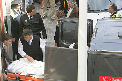 Traslado de los cadáveres de los dos niños asesinados en Elche por su padre.