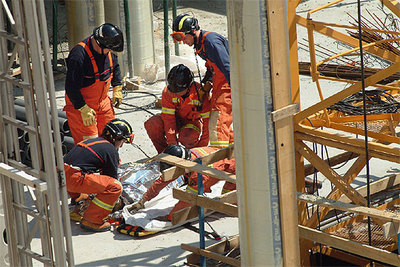 Los bomberos recogen el cuerpo del trabajador muerto ayer en el derrumbe de un edificio en Gandia.