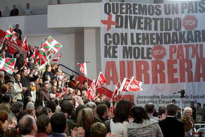 Pancarta de las juventudes socialistas de Euskadi desplegada en un acto de campaña celebrado en la localidad vizcaína de Barakaldo.