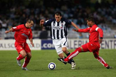 Munitis (izquierda) y Mauro Silva salen al paso de Kovacevic.