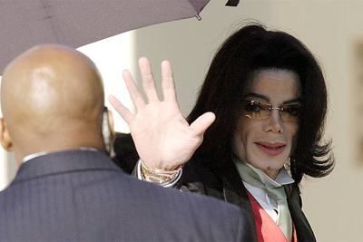 Michael Jackson saluda al llegar el viernes al juzgado de Santa Bárbara.