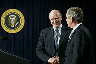 El presidente George Bush saluda al secretario del Tesoro, John Snow.