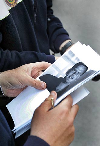 Un policía muestra la foto del parricida José María Macià.