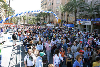Miles de alicantinos participaron ayer, como muestra la imagen, en la  Volta a Peu .