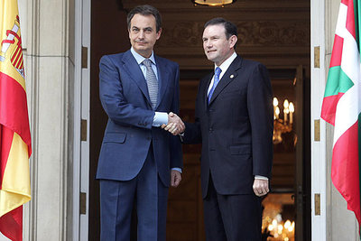 El presidente del Gobierno saluda al 'lehendakari' Juan José Ibarretxe en su último encuentro.