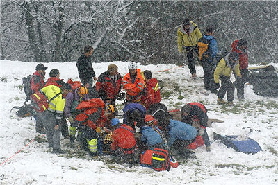 Miembros de los equipos de rescate trabajan entre los restos del autobús accidentado en el sur de Suiza.