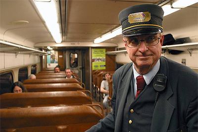 El millonario Walter O'Rourke, con su uniforme de revisor a bordo del Nueva Jersey Transit.