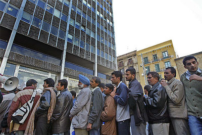 Barcelona retrasa la apertura de la oficina para empadronar inmigrantes