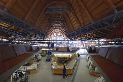 Callejuelas bajo un mosaico multicolor