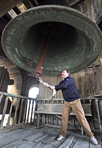 Un hombre tañe las campanas de la catedral de Pamplona tras la elección.