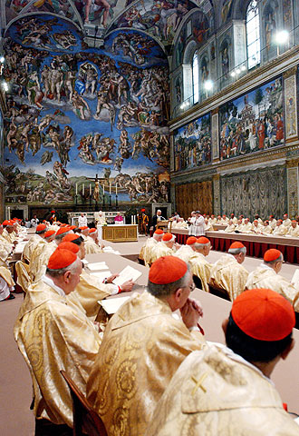 Los cardenales asistían ayer a la misa presidida por el Papa en la Capilla Sixtina.