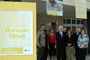 Inauguración de una muestra de la Cruz Roja sobre 