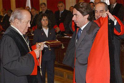 José Joaquín Puig de la Bellacasa (izquierda) y Landelino Lavilla (derecha) entregan a Aznar la insignia y toga de consejero.