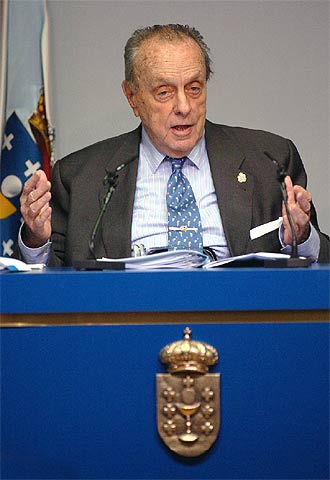 Manuel Fraga, durante la rueda de prensa en la que anunció el adelanto de las elecciones.