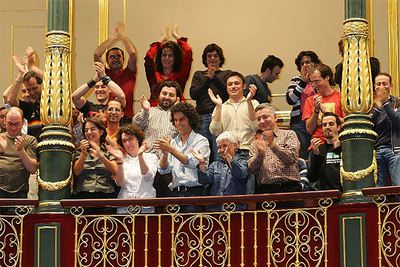 Representantes de colectivos gays, con el concejal socialista del Ayuntamiento de Madrid Pedro Zerolo en el centro, aplauden la aprobación de la ley.