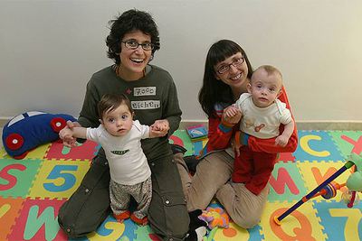 Julia (izquierda) y Esther, con sus bebés Julia y Teo.