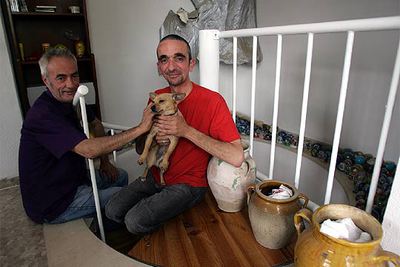 Pierre (izquierda), Hervé y su perro  Pepe. 