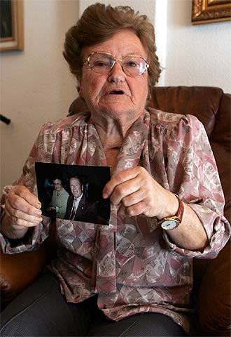 Josefa Ruiz muestra una foto con su marido.