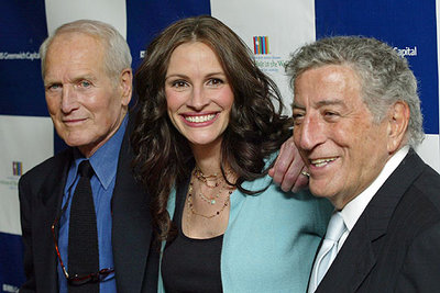 Los artistas, con los niños.