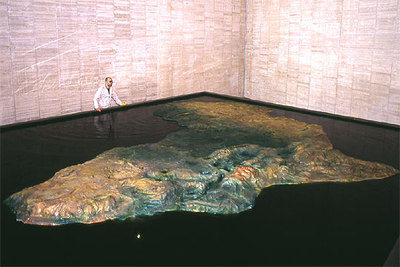 'Emergencia', obra del chileno Alfredo Jaar, en su instalación en el Musac.