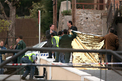 Agentes de la Guardia Civil inspeccionan el cadáver de la mujer fallecida en San Lorenzo de El Escorial.