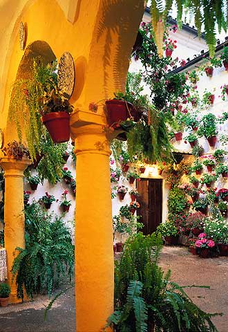 Un patio cordobés, en el barrio de la Judería, dominado por los tiestos con geranios y otras plantas.