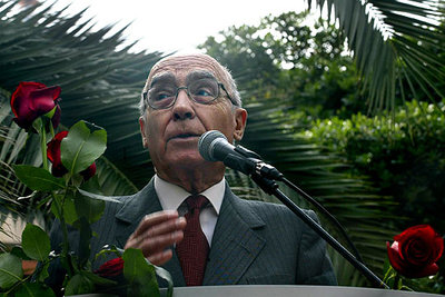 José Saramago, leyendo un fragmento del  Quijote  en portugués en el Palau Robert.