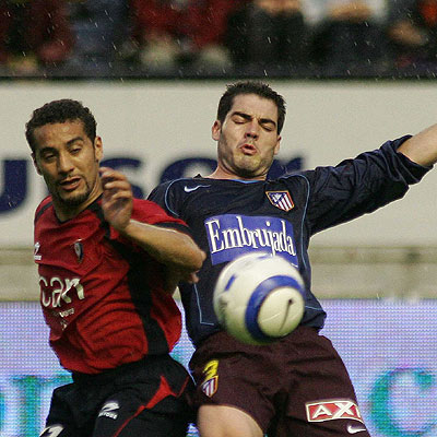 Antonio López intenta que Cuéllar no se haga con la pelota.