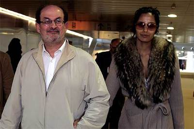 El escritor Salman Rushdie con su mujer.