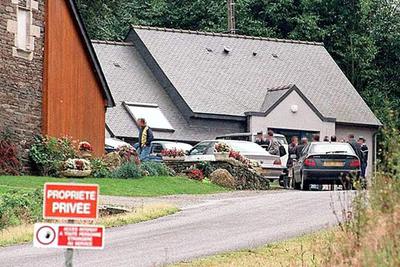 Policías franceses inspeccionan la zona de Plévin donde se produjo el robo de dinamita en 1999.