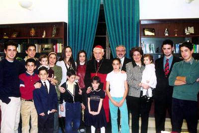 Ratzinger posa durante su visita a España en 2003 junto al director de la Universidad Católica de Murcia, José Luis Mendoza, su esposa y sus 14 hijos.