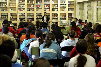 Alumnos del  master  debaten con estudiantes del Instituto Antonio López de Getafe (Madrid).