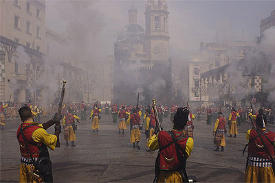 GUERRA DE PÓLVORA Y FLECHAS PARA TERMINAR LAS FIESTAS DE ALCOI.