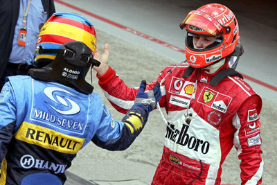 Fernando Alonso y Michael Schumacher se saludan al término de su duelo.