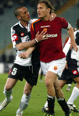 Totti (a la derecha), tras su expulsión el pasado miércoles ante el Siena.