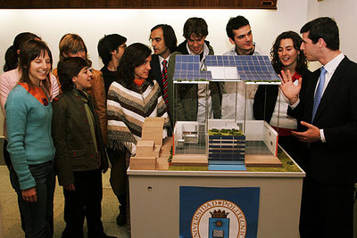 Alumnos y profesores de la Politécnica rodean la maqueta de la casa solar.