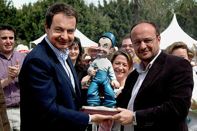 El presidente del Gobierno, José Luis Rodríguez Zapatero, recibe un  ninot  con su imagen.