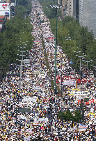 Cientos de miles de personas marchan por la avenida de la Reforma de la capital mexicana en apoyo del alcalde.