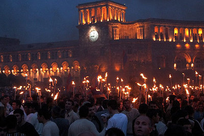 Miles de personas desfilaron con antorchas en la madrugada de ayer en Yerevan.