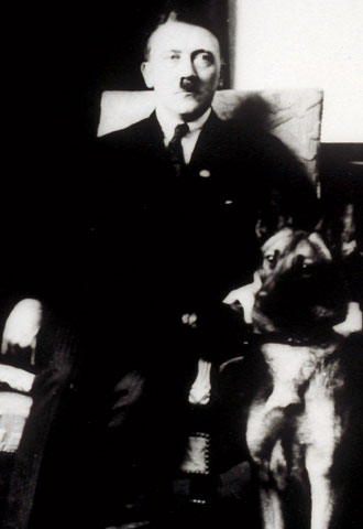 Imagen del documental  Adolf Hitler: el hombre y el mito.  