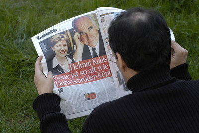 Un hombre lee la página del diario  Bild Zeitung  en la que Helmut Kohl confirma su noviazgo.