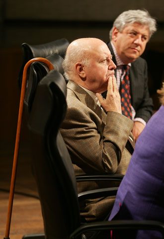 Jorge Edwards, con José García Velasco (a su izquierda), presidente de la Sociedad Estatal de Conmemoraciones Culturales, en la Casa de América.