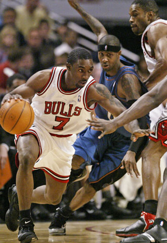 Ben Gordon elude a Larry Hughes.