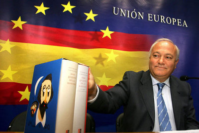 Moratinos muestra un ejemplar del  Quijote  durante la rueda de prensa tras el Consejo de Ministrros.