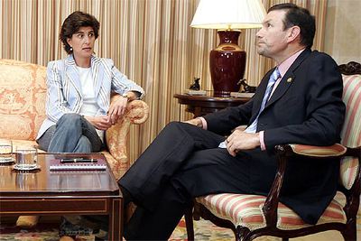 María San Gil, cabeza de lista del PP vasco, durante su reunión con el  lehendakari. 