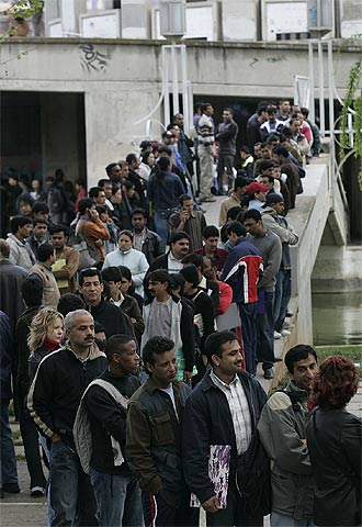 Colas en la oficina de regularización del Ayuntamiento de Barcelona.