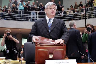 El ministro de Exteriores alemán, Joschka Fischer, en la comisión de investigación del Parlamento en Berlín.
