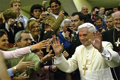 El papa Benedicto XVI responde a los saludos de peregrinos alemanes en el Vaticano.