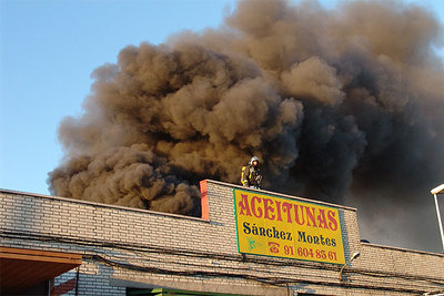 Un incendio destruye la cubierta de dos naves